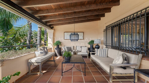 Andalusische Villa auf Doppelgrundstück in zweiter Strandlinie in Los Monteros, Marbella Ost