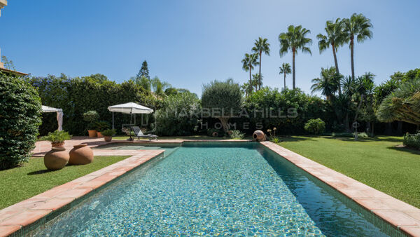 Andalusische Villa auf Doppelgrundstück in zweiter Strandlinie in Los Monteros, Marbella Ost