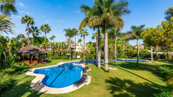 Apartamento de dos dormitorios con jardín en Las Mimosas, Puerto Banús