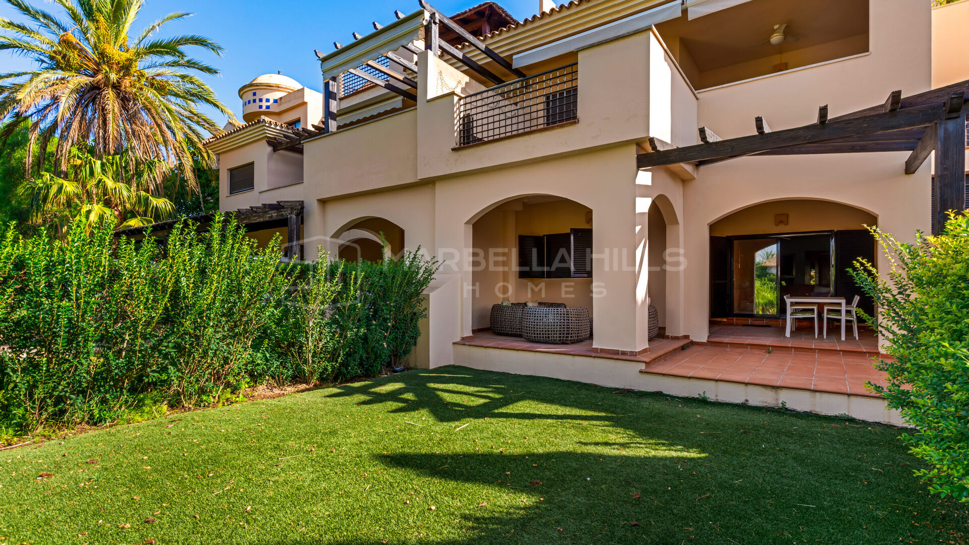Apartamento de dos dormitorios con jardín en Las Mimosas, Puerto Banús