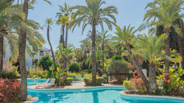 Renovated 2-Bedroom Apartment for Sale in Puente Romano II, Marbella Golden Mile