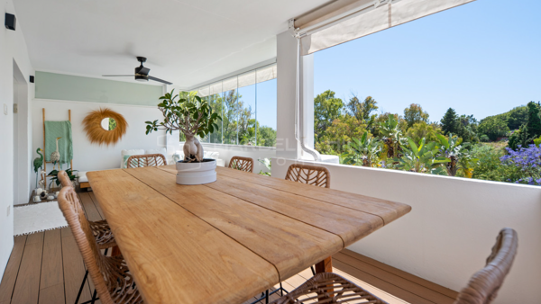 Beautifully Renovated 2 bedroom Apartment for sale in Balcones de Puente Romano, Marbella Golden Mile