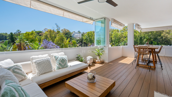 Beautifully Renovated 2 bedroom Apartment for sale in Balcones de Puente Romano, Marbella Golden Mile