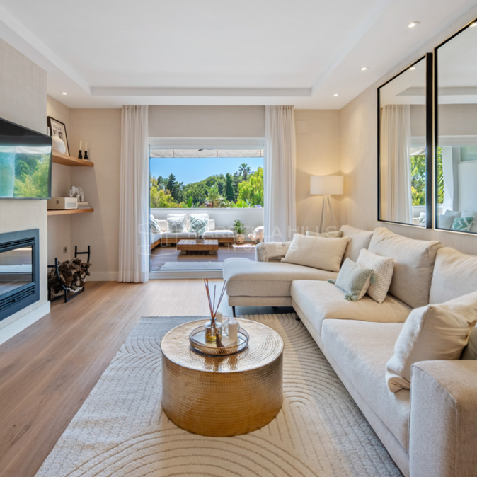 Beautifully Renovated 2 bedroom Apartment for sale in Balcones de Puente Romano, Marbella Golden Mile