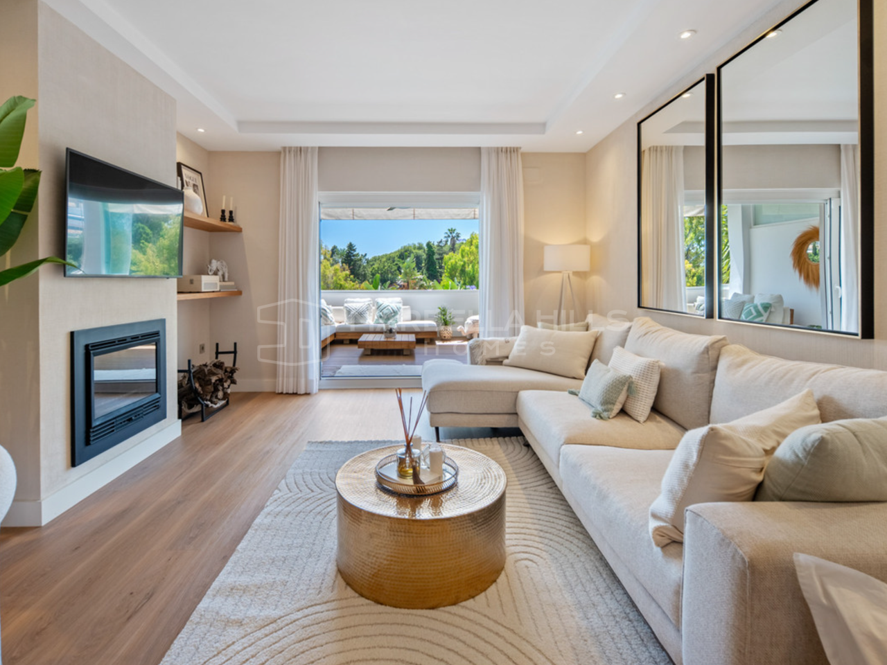 Beautifully Renovated 2 bedroom Apartment for sale in Balcones de Puente Romano, Marbella Golden Mile