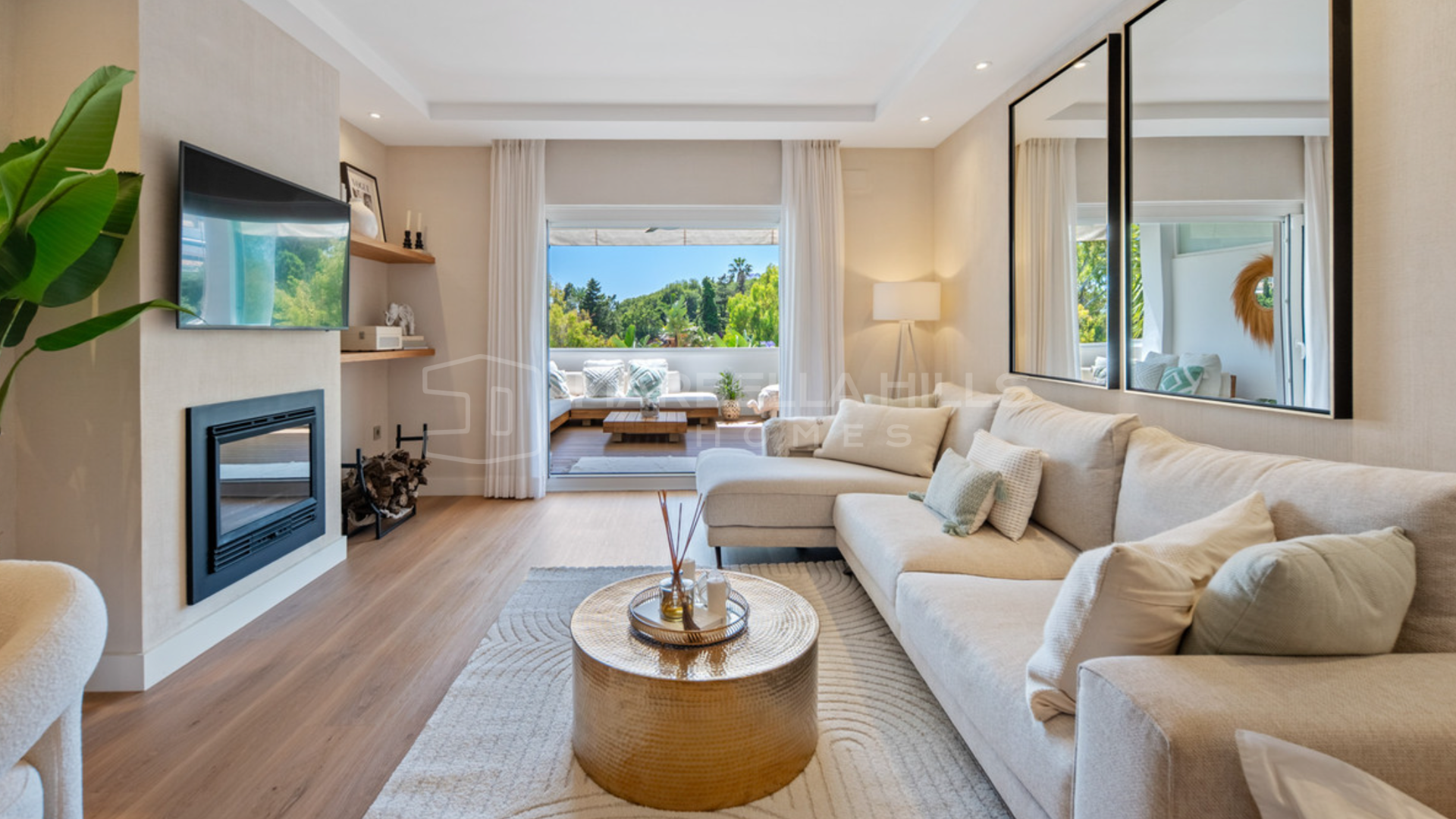 Beautifully Renovated 2 bedroom Apartment for sale in Balcones de Puente Romano, Marbella Golden Mile