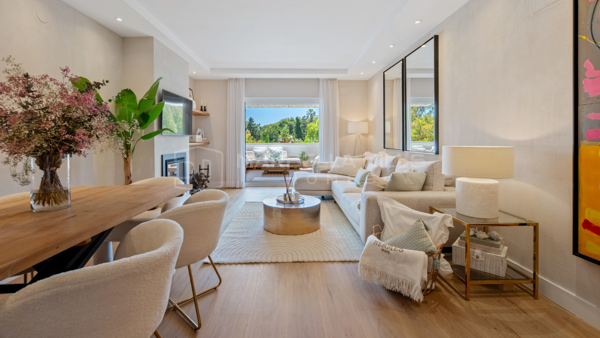 Beautifully Renovated 2 bedroom Apartment for sale in Balcones de Puente Romano, Marbella Golden Mile
