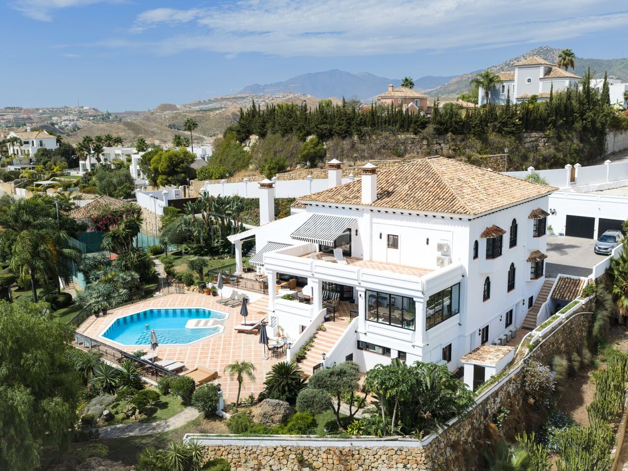 Domaine rénové de 7 chambres avec vue mer, piscine et court de padel à vendre à El Capitán, Benahavís