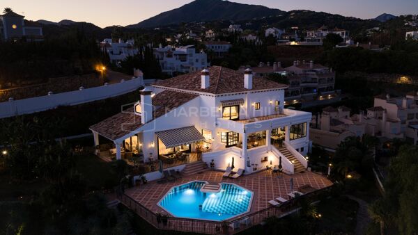 Domaine rénové de 7 chambres avec vue mer, piscine et court de padel à vendre à El Capitán, Benahavís