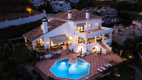 Domaine rénové de 7 chambres avec vue mer, piscine et court de padel à vendre à El Capitán, Benahavís