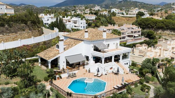 Domaine rénové de 7 chambres avec vue mer, piscine et court de padel à vendre à El Capitán, Benahavís