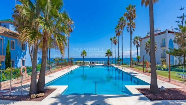 Rez-de-jardin d'angle en front de mer avec jardin à vendre à La Perla de la Bahía, Casares