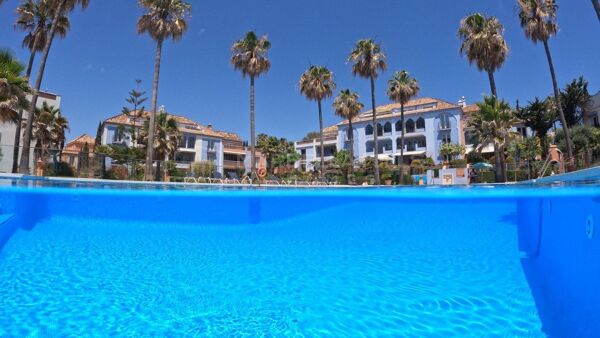 Rez-de-jardin d'angle en front de mer avec jardin à vendre à La Perla de la Bahía, Casares