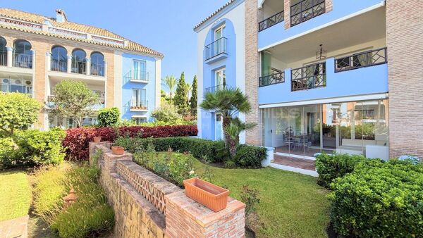 Rez-de-jardin d'angle en front de mer avec jardin à vendre à La Perla de la Bahía, Casares