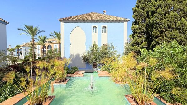 Rez-de-jardin d'angle en front de mer avec jardin à vendre à La Perla de la Bahía, Casares