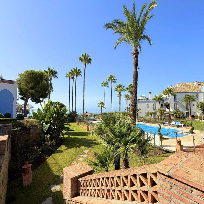 Erdgeschoss-Eckwohnung mit Garten in erster Strandlinie zum Verkauf in La Perla de la Bahía, Casares