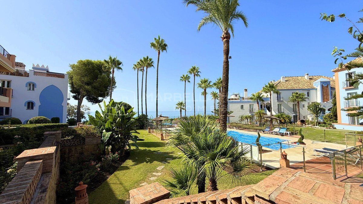 Rez-de-jardin d'angle en front de mer avec jardin à vendre à La Perla de la Bahía, Casares