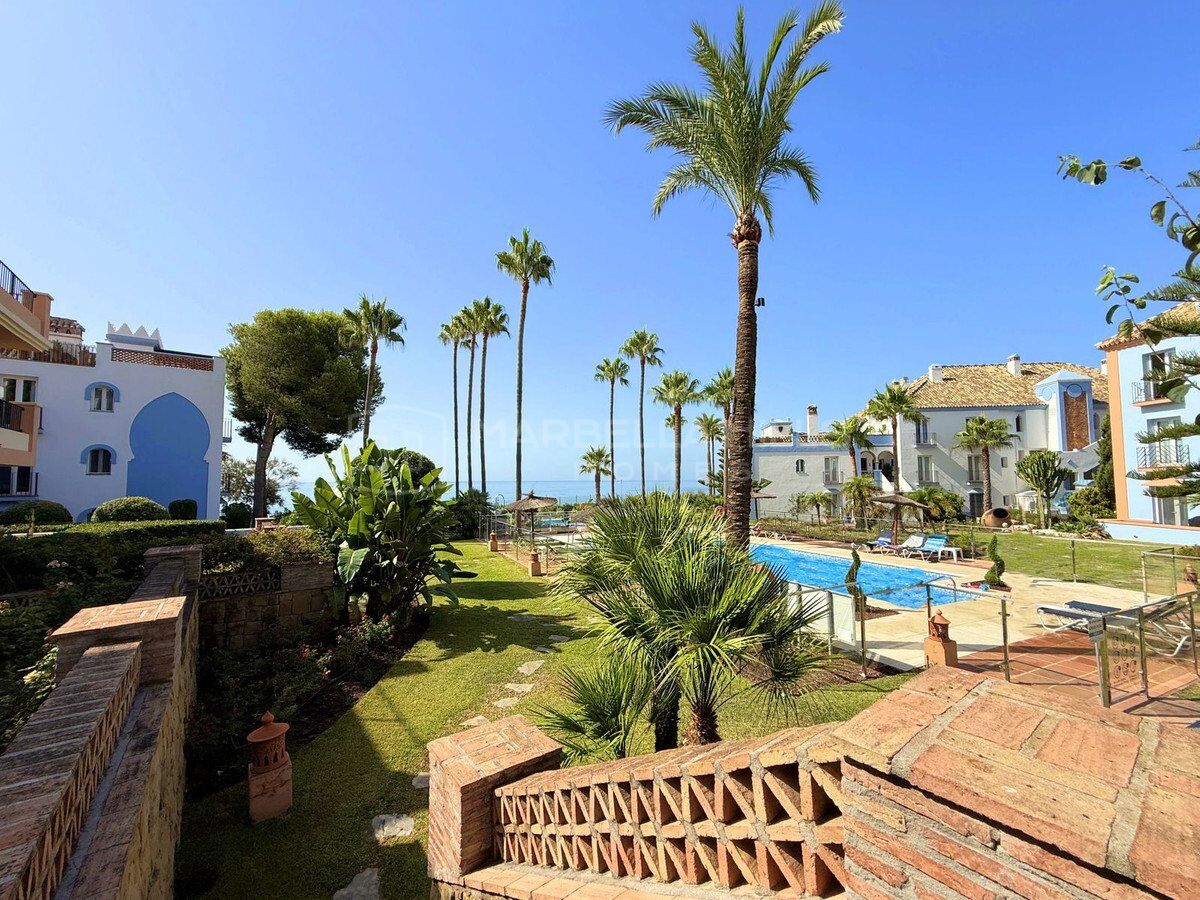 Rez-de-jardin d'angle en front de mer avec jardin à vendre à La Perla de la Bahía, Casares