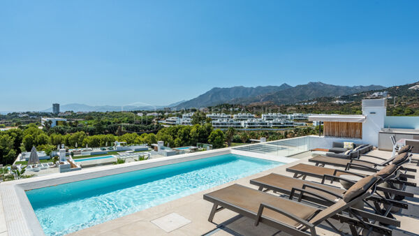Penthouse neuf avec piscine privée sur le toit et vue mer et golf à vendre à Soul Marbella