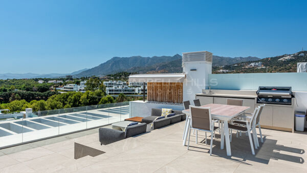 Penthouse neuf avec piscine privée sur le toit et vue mer et golf à vendre à Soul Marbella