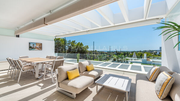 Penthouse neuf avec piscine privée sur le toit et vue mer et golf à vendre à Soul Marbella