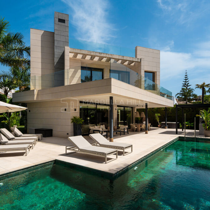 Villa contemporaine de six chambres avec garage pour 12 voitures à Parcelas del Golf, Nueva Andalucía