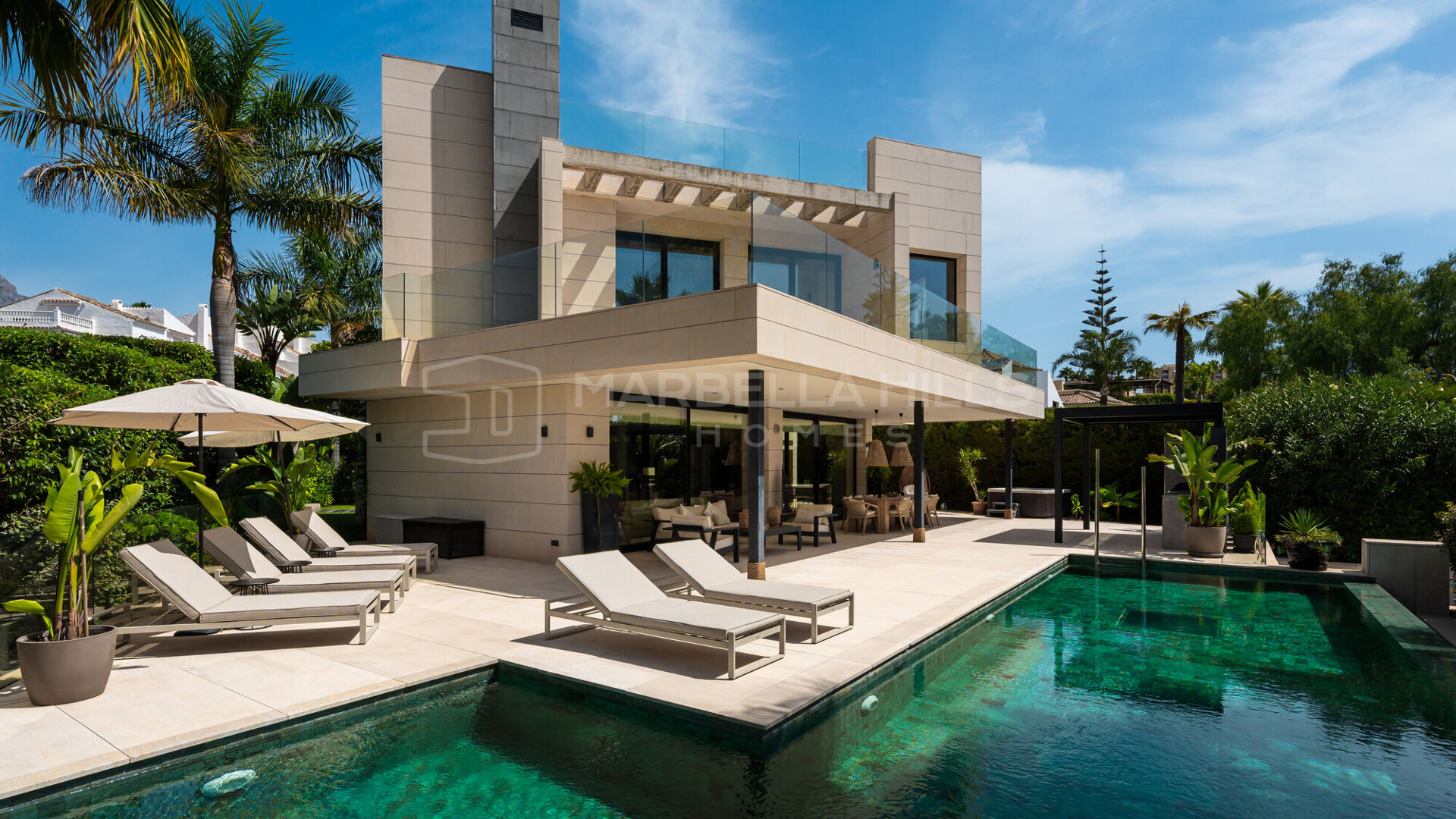 Villa contemporaine de six chambres avec garage pour 12 voitures à Parcelas del Golf, Nueva Andalucía