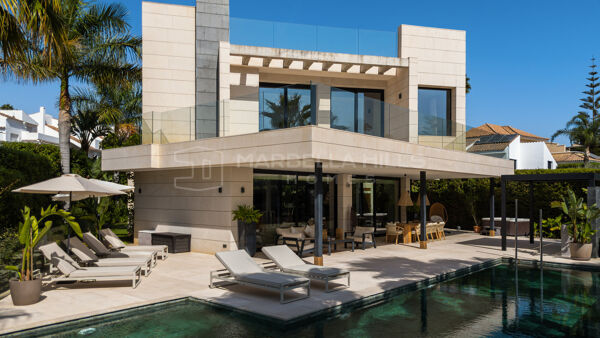 Villa contemporaine de six chambres avec garage pour 12 voitures à Parcelas del Golf, Nueva Andalucía