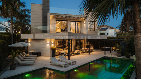 Villa contemporaine de six chambres avec garage pour 12 voitures à Parcelas del Golf, Nueva Andalucía