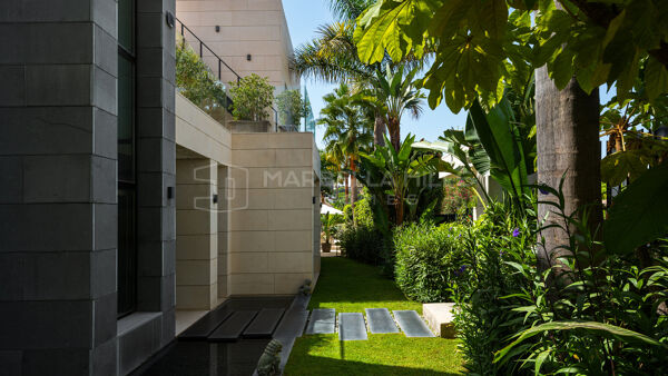 Villa contemporaine de six chambres avec garage pour 12 voitures à Parcelas del Golf, Nueva Andalucía