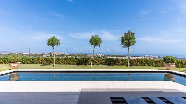 Résidence d'exception avec jardin, piscine privée et vue mer à vendre à Finca Cortesin, Casares
