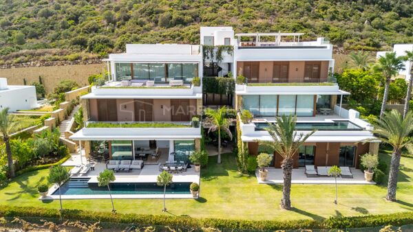 Résidence d'exception avec jardin, piscine privée et vue mer à vendre à Finca Cortesin, Casares