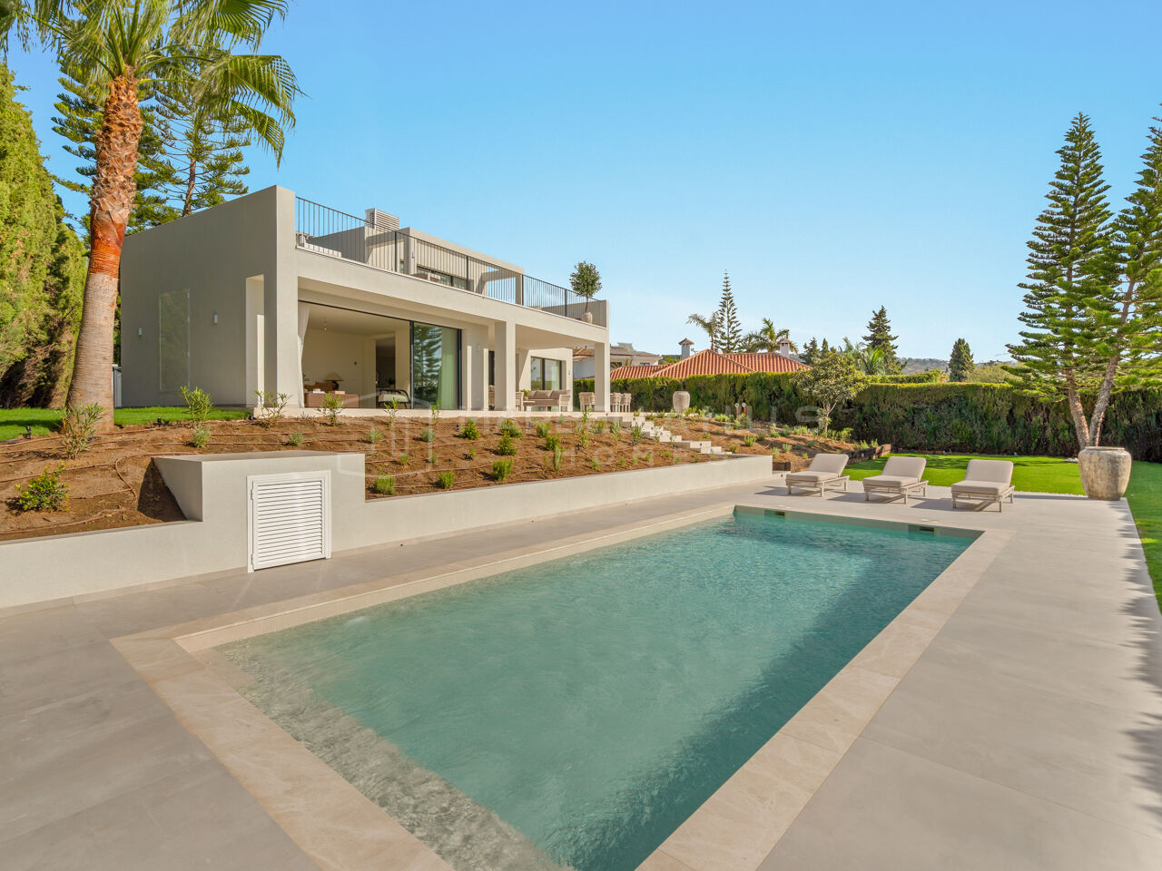 Villa completamente reformada con vistas al mar en venta en Elviria, Marbella Este
