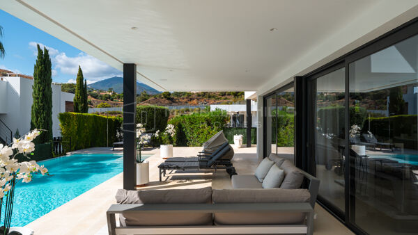 Contemporary 5 bedroom Villa for Sale in a Gated Community in Nueva Andalucía, Marbella
