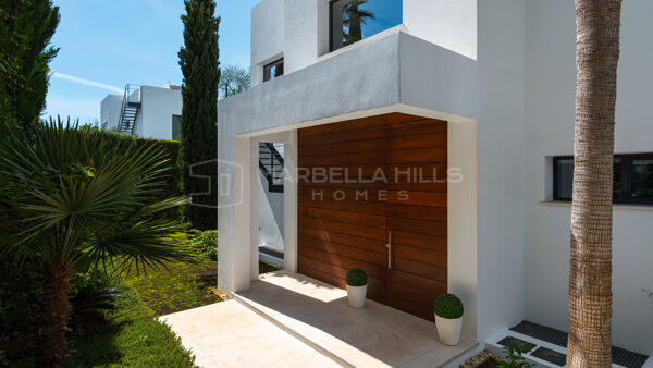 Contemporary 5 bedroom Villa for Sale in a Gated Community in Nueva Andalucía, Marbella