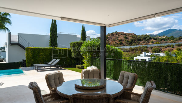 Contemporary 5 bedroom Villa for Sale in a Gated Community in Nueva Andalucía, Marbella