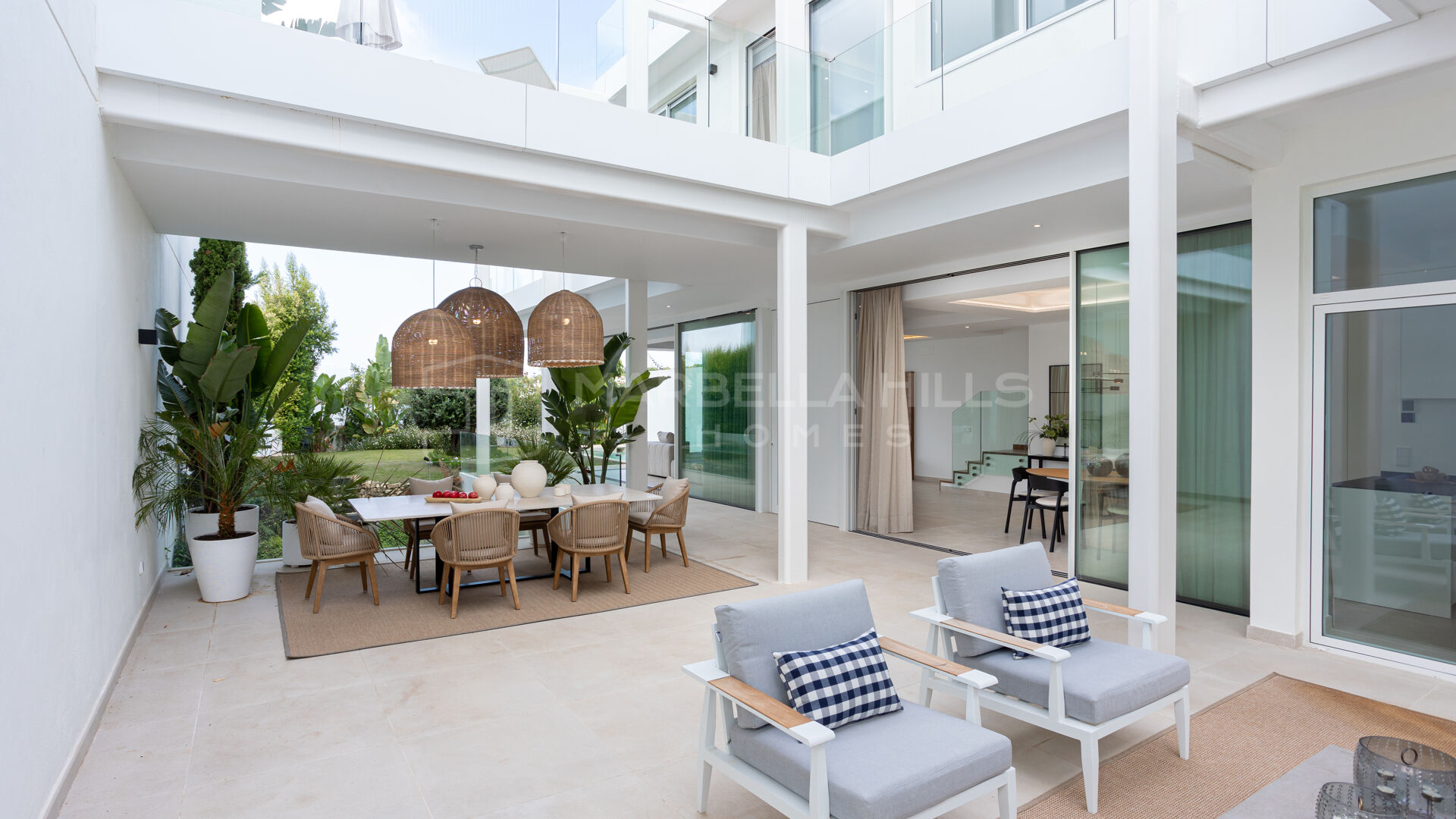 Villa moderna de 4 dormitorios con piscina privada en venta en Valdeolletas, Marbella