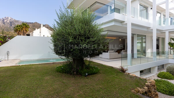 Villa moderna de 4 dormitorios con piscina privada en venta en Valdeolletas, Marbella