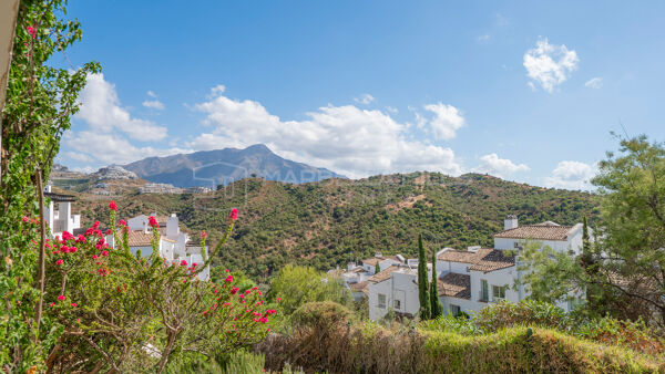 Spacious Three-Bedroom Apartment with La Concha Views in La Quinta, Benahavís