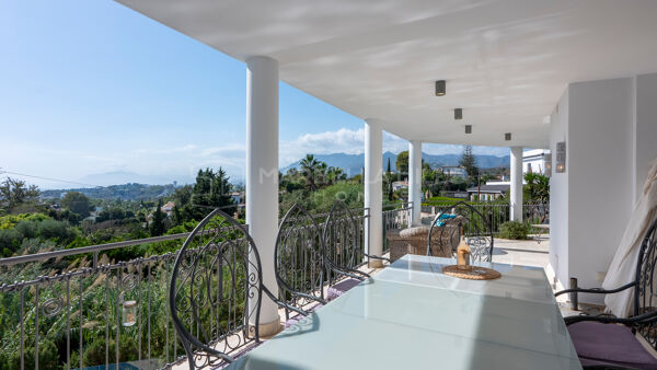 Spacious Five-Bedroom Villa with Panoramic Coastal Views in El Rosario, Marbella East
