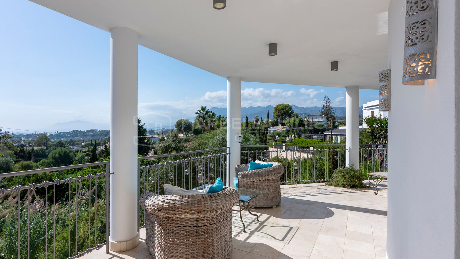 Spacious Five-Bedroom Villa with Panoramic Coastal Views in El Rosario, Marbella East