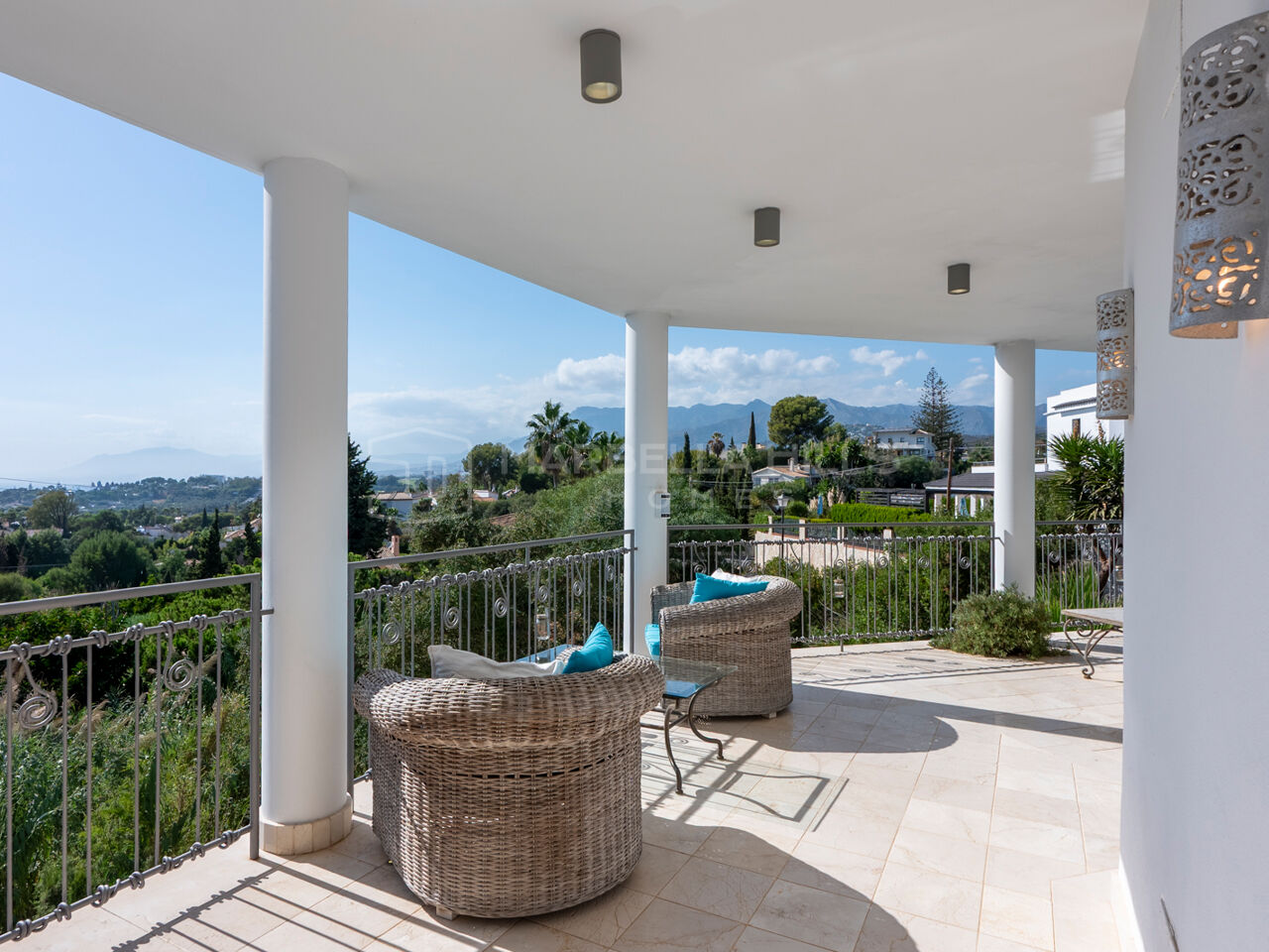 Spacieuse villa de cinq chambres avec vue panoramique sur la mer à El Rosario, Marbella Est