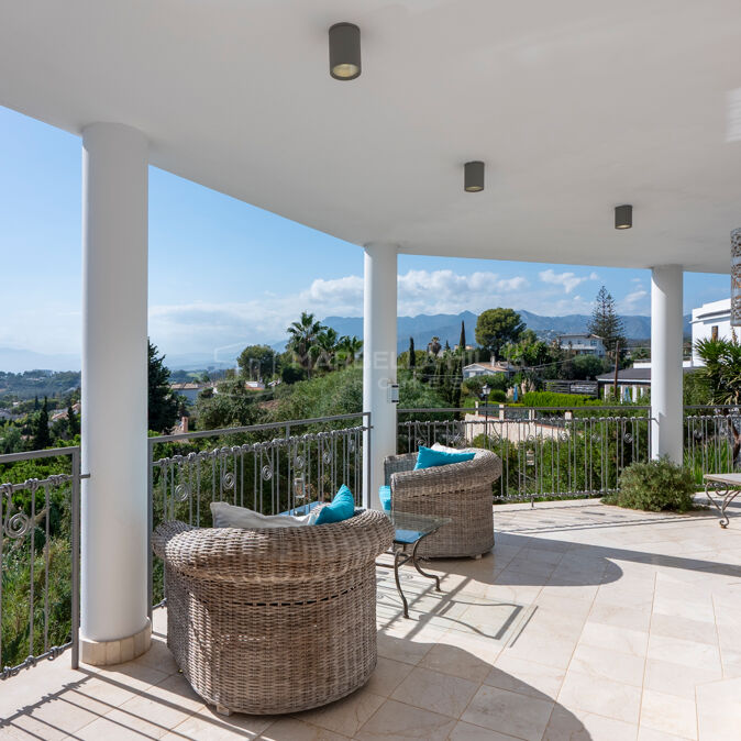 Spacious Five-Bedroom Villa with Panoramic Coastal Views in El Rosario, Marbella East