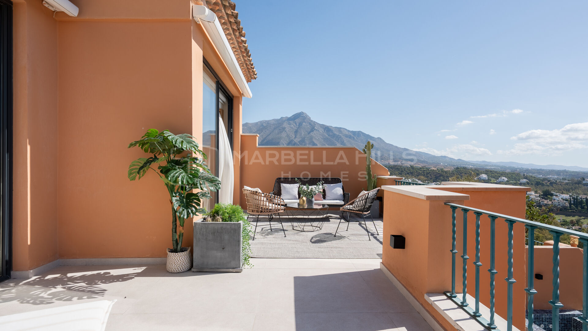 Duplex Penthouse with Panoramic Sea Views in Les Belvederes, Nueva Andalucía