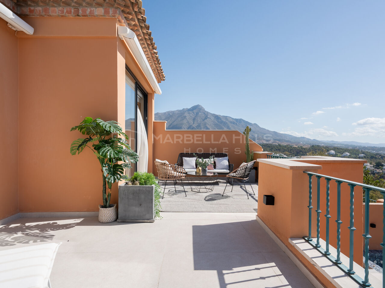 Duplex Penthouse with Panoramic Sea Views in Les Belvederes, Nueva Andalucía