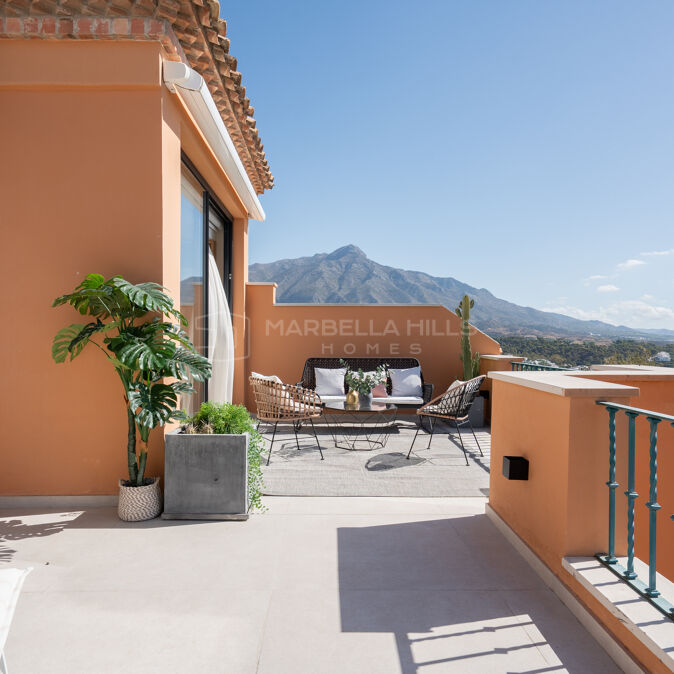 Duplex Penthouse with Panoramic Sea Views in Les Belvederes, Nueva Andalucía