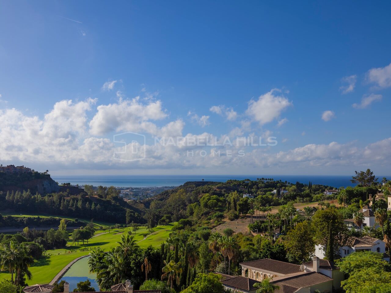 Villa à vendre à Los Arqueros, Benahavís avec vues panoramiques sur la mer et le golf
