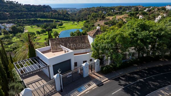 Villa à vendre à Los Arqueros, Benahavís avec vues panoramiques sur la mer et le golf