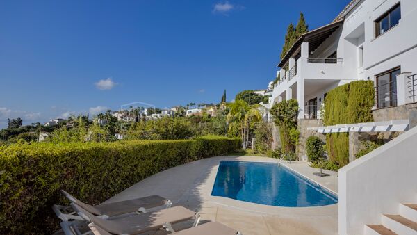 Villa à vendre à Los Arqueros, Benahavís avec vues panoramiques sur la mer et le golf