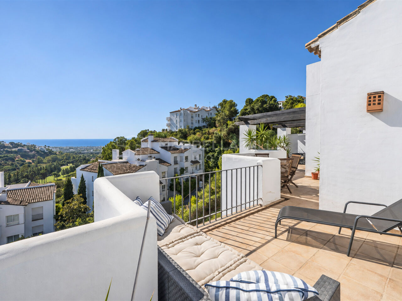 Apartment for Sale in Altos de La Quinta, Benahavís with Sea Views